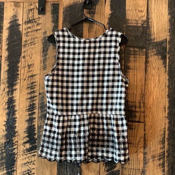 Sleeveless top. - Picture 3 of 6